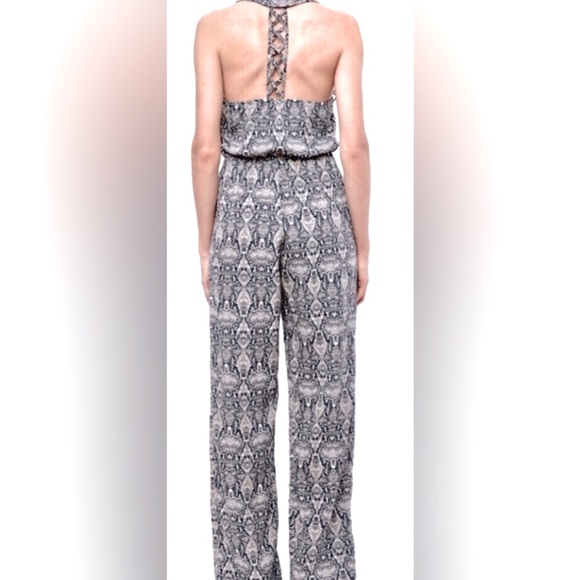 Vici jumpsuit by Aakaa beautiful semi open back, excellent condition RE $79🎉SALE - Picture 9 of 13